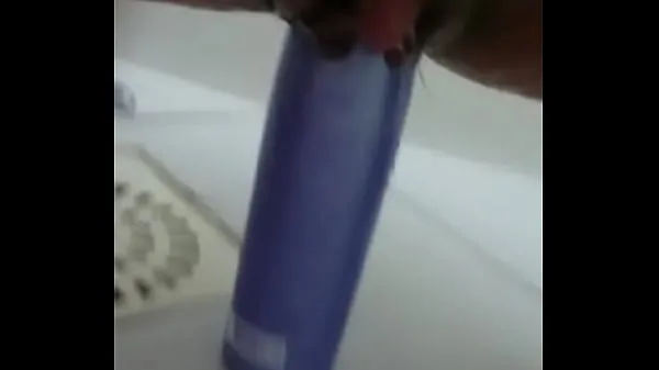 Melhores vídeos Stuffing the shampoo into the pussy and the growing clitoris legais