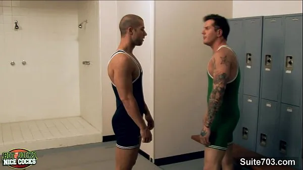 Τα καλύτερα Horny jocks fuck in 3some in locker room δροσερά βίντεο