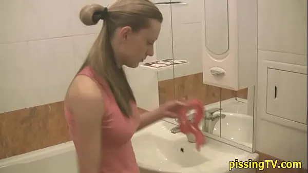 Beste Girl pisses sitting in the toilet coole video's