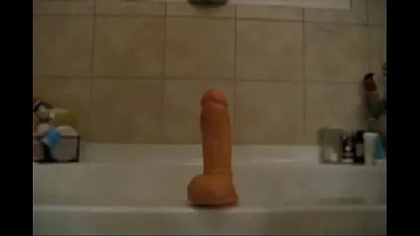 Beste Dildoing her Cunt in the Bathroom coole video's