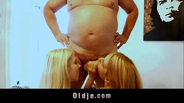 最佳Fat old man rimmed and sucked by two blonde teens酷视频
