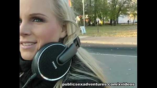 Najboljši Blonde party girl loves outdoor fucking kul videoposnetki