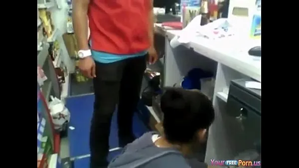 最佳Store Clerk Gets Sucked By His Gf On The Job And Gets Disturbed By A Customer酷视频
