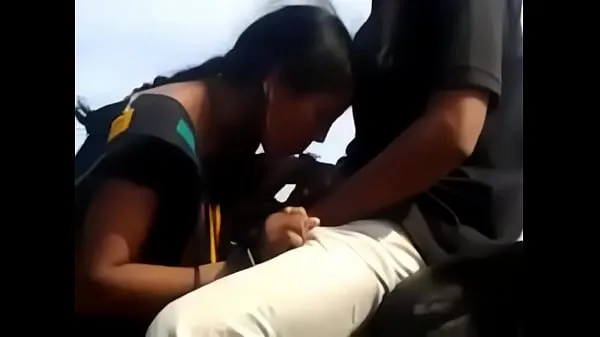 Bedste desi couple having quickie by the road while friend films seje videoer