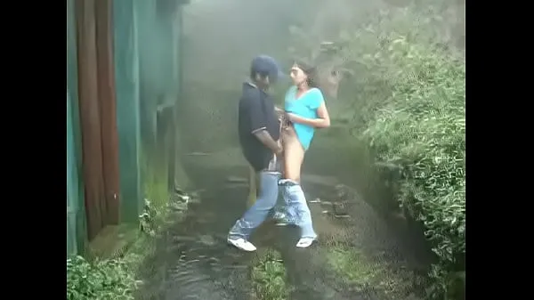 Beste Indian girl sucking and fucking outdoors in rain coole video's