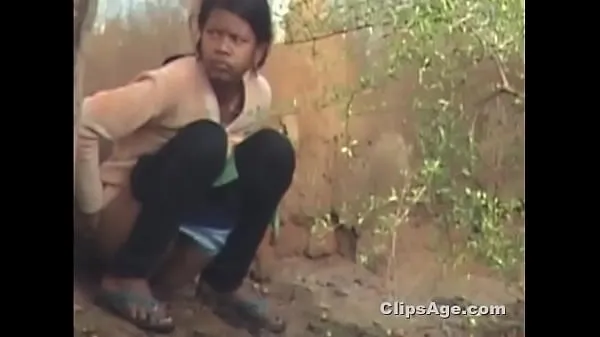 Melhores vídeos Indian girl filmed pissing outside legais