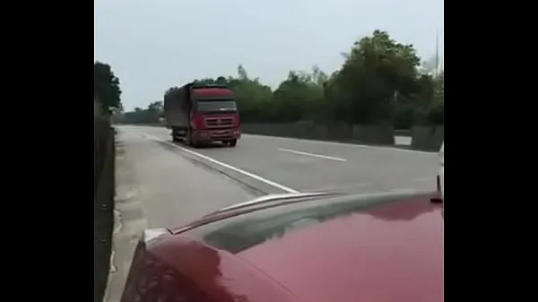 Video Chinese man and his girlfriend having sex in the car beside the highway keren terbaik