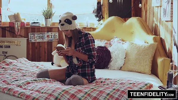 Parhaat TEENFIDELITY - Creampie Surprise From Stepdad In Shyla Ryder's Pussy hienot videot