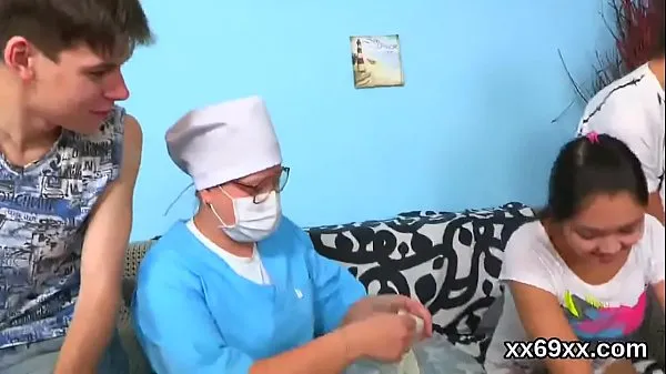 A legjobb Man assists with hymen physical and drilling of virgin cutie menő videók