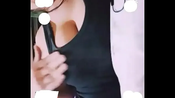Best Venezuelan showing her huge tits kule videoer