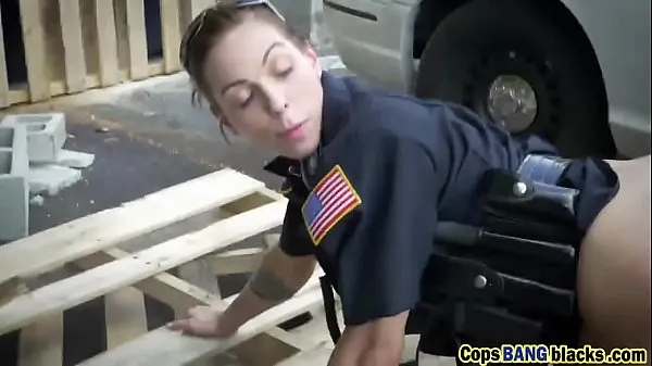 Bedste Two female cops fuck a black dude as his punishement seje videoer