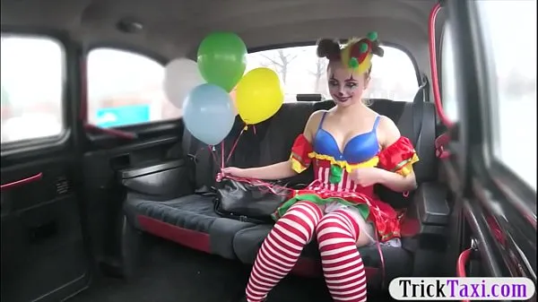 Najlepšie Gal in clown costume fucked by the driver for free fare skvelých videí