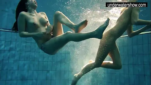 أفضل Two sexy amateurs showing their bodies off under water مقاطع فيديو رائعة