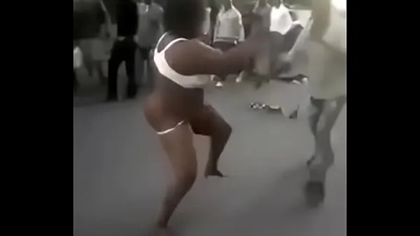 Die besten Frau Streifen völlig nackt während eines Kampfes mit einem Mann in Nairobi CBD coolen Videos