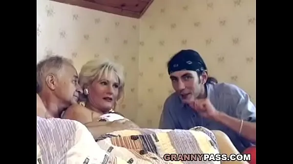Beste Granny Threesome coole video's