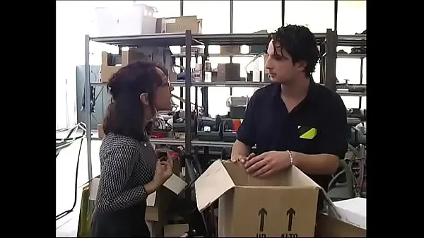 أفضل Sexy secretary in a warehouse by workers مقاطع فيديو رائعة