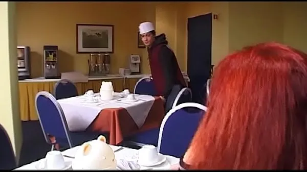 Najboljši Old woman fucks the young waiter and his friend kul videoposnetki