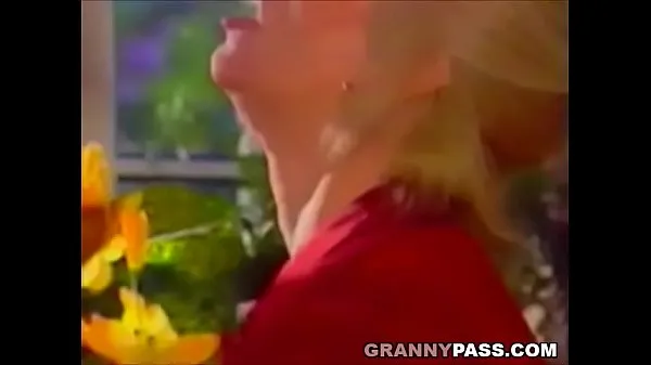 Parhaat Blonde Grandma Gets Pounded On The Table hienot videot