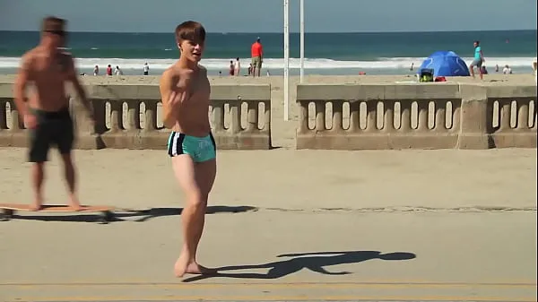 Beste Twink dancing in the beach with speedo bulge / Novinho dançando sunga na praia coole video's