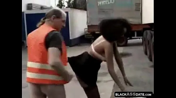 Beste Black hooker riding on mature truck driver outside coole video's
