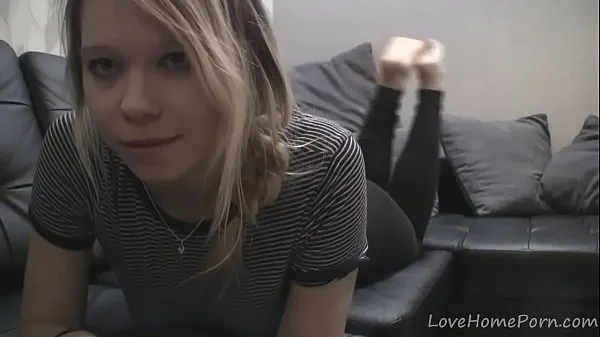 Bästa Cute blonde bends over and masturbates on camera coola videor