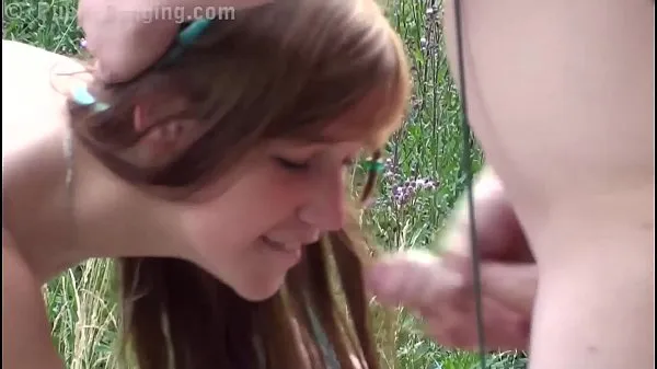Лучшие Молодая горячая юная телочка-блондинка получает сперму на ее лицо в публичном подростковом тройничке крутые видео
