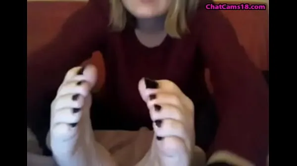 Parhaat webcam model in sweatshirt suck her own toes hienot videot