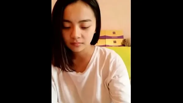 Video Young Asian teen showing her smooth body keren terbaik