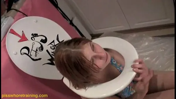 Video Teen piss whore Dahlia licks the toilet seat clean keren terbaik