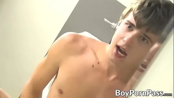 最高の2 young guys in the bathroomクールなビデオ