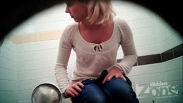 最佳Successful voyeur video of the toilet. View from the two cameras酷视频