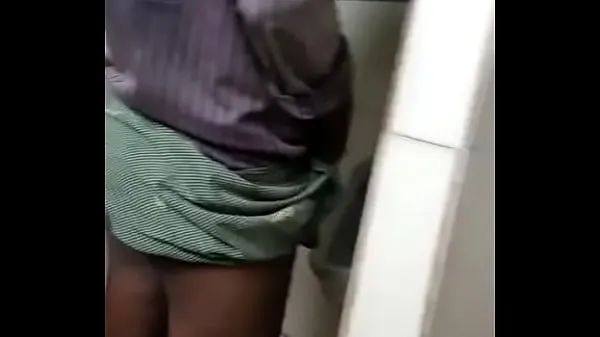 सर्वश्रेष्ठ pissing and holding cock of desi gay labour in lungi शांत वीडियो