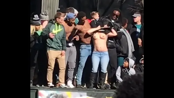 Melhores vídeos White Girl Shaking Titties at Philadelphia Eagles Super Bowl Celebration Parade legais