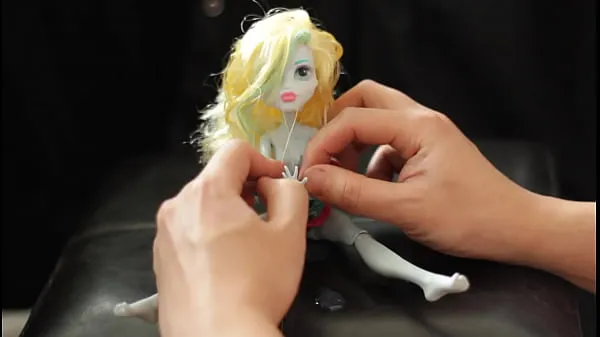 Najboljši BEAUTIFUL Lagoona doll (Monster High) gets DRENCHED in CUM 19 TIMES kul videoposnetki
