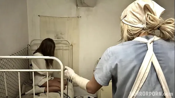 Melhores vídeos A enfermeira-chefe maluca tem uma sala cheia de t. e meninas assustadas legais