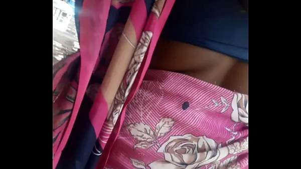 Parhaat Hot aunty showing her big navel and boops hienot videot