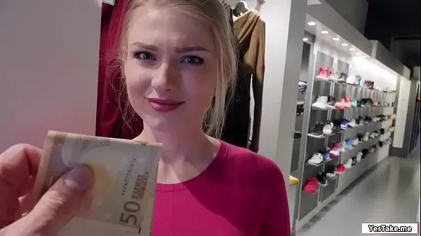 Beste Russian sales attendant sucks dick in the fitting room for a grand coole video's