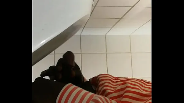 Parhaat Black gay guy at public urinal stroking cock hienot videot