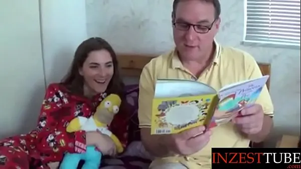 最佳step Daddy Reads Daughter a Bedtime Story酷视频