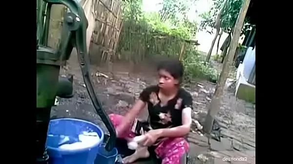 Bästa Desi village girl outdoor bath coola videor