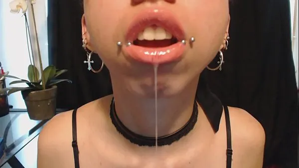 Video Putting on Nude Colored Lipstick and Drooling All Over It keren terbaik