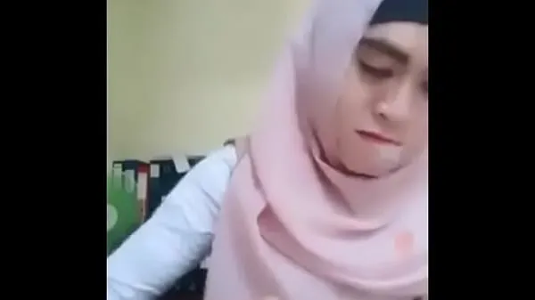 Bästa Indonesian girl with hood showing tits coola videor