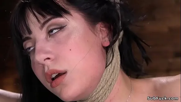Parhaat Brunette hogtied in a hip suspension hienot videot