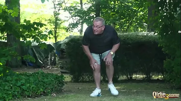 Najboljši Grandpa caught wanking by 2 teens and gets best threesome in his life kul videoposnetki