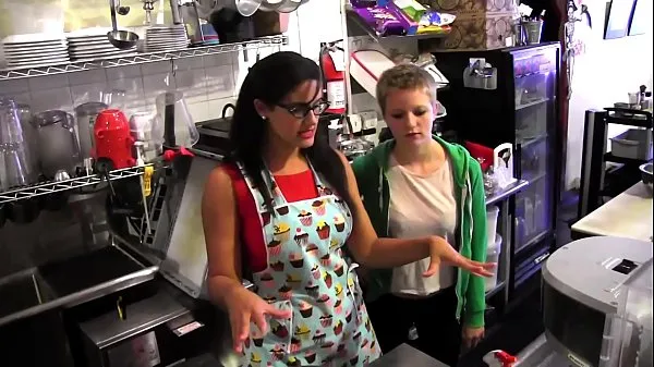أفضل Young blonde Alani Pi has job interview as barista at Penny Barber's quick-service coffee shop مقاطع فيديو رائعة
