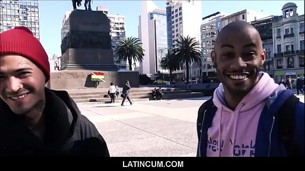 Melhores vídeos Espanhol latino Twink Kendro se encontra com um cara negro latino no Uruguai para uma cena de merda legais