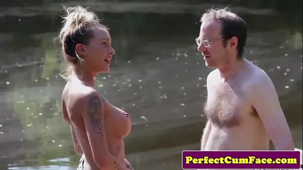 Nejlepší Busty femdom tugging guy outdoors for spunk skvělá videa