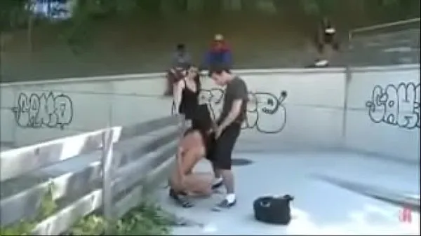 Najboljši Threesome with audience in public park kul videoposnetki
