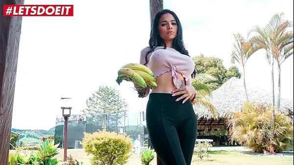 最佳Latina Teen Babe shows what she does after work酷视频
