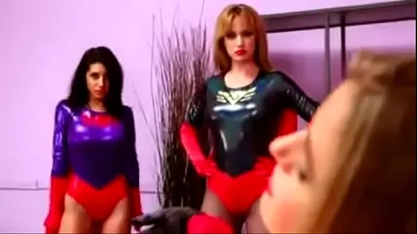 Najboljši Red Queen fucks two superheroines kul videoposnetki